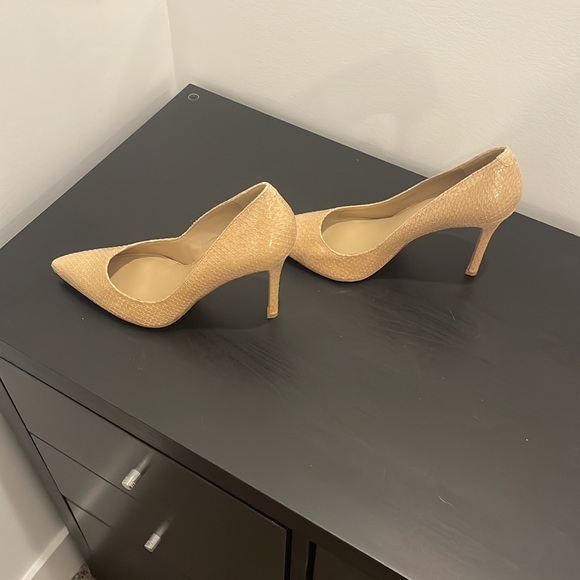 BCBGeneration tan pump. Worn once, size. 6.5. Immaculate condition - Picture 4 of 6